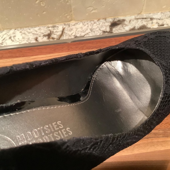 MOOTSIE TOOTSIE GLAM LACE AND SATIN PUMPS, BLACK, SIZE 8-1/2 - Picture 8 of 8